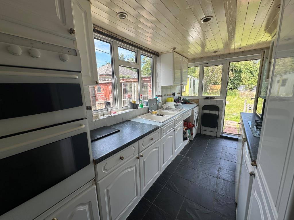 Lot: 46 - DETACHED BUNGALOW WITH POTENTIAL - Kitchen
